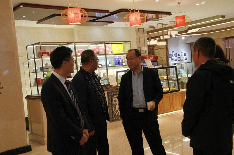 公司王東總經(jīng)理就塑料改性問題向張錦院士請教