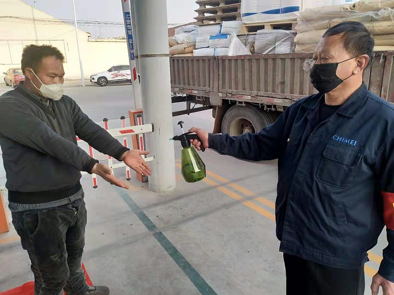 進(jìn)入公司人員進(jìn)出測溫、消毒--中新華美改性塑料