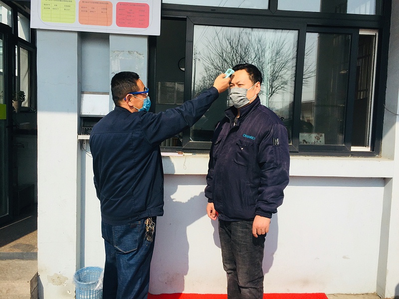進入公司人員進行嚴密測溫、消毒